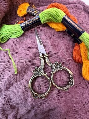 Vintage Style Floral Embroidery Scissors Ornate Bronze Tone